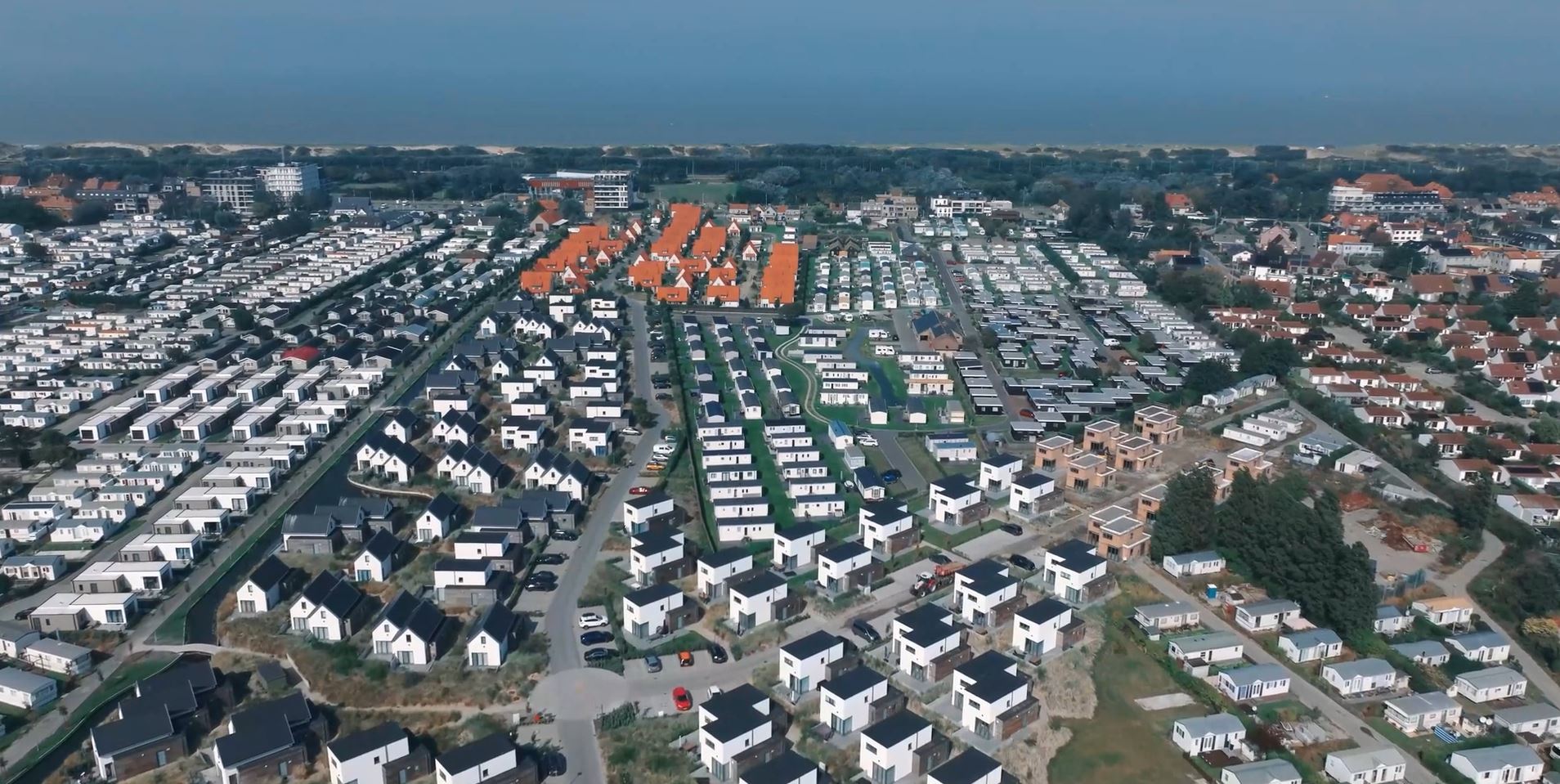 Luchtfoto van vakantiepark aan de Belgische kust